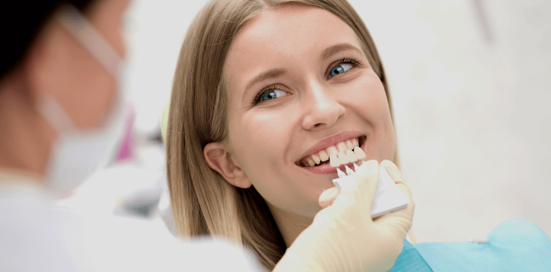 Что выбрать керамические виниры или наращивание зубов
